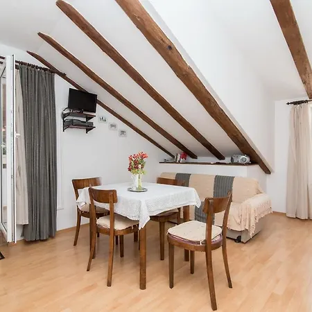 On The Apartman Komiža